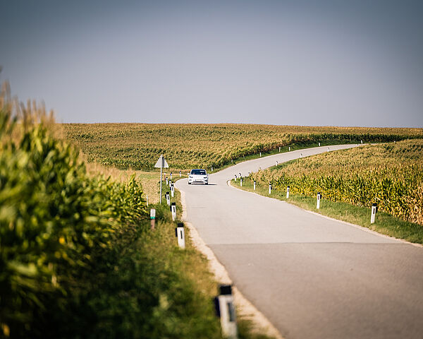 Lange Landstraße inmitten von Feldern.