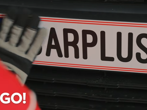 Nahaufnahme eines Rennwagens mit der Aufschrift ‚CARPLUS 1‘; im Bild steht ‚GO!