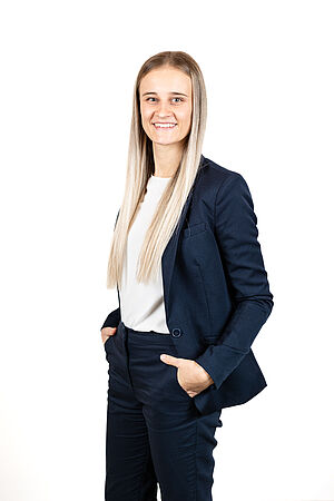 Portrait von Frau Jessica Sedlatschek.